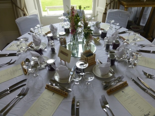 wedding-table-with-jams