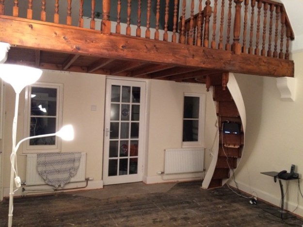 cleared-hallway-and-balcony-ready-for-new-upstairs