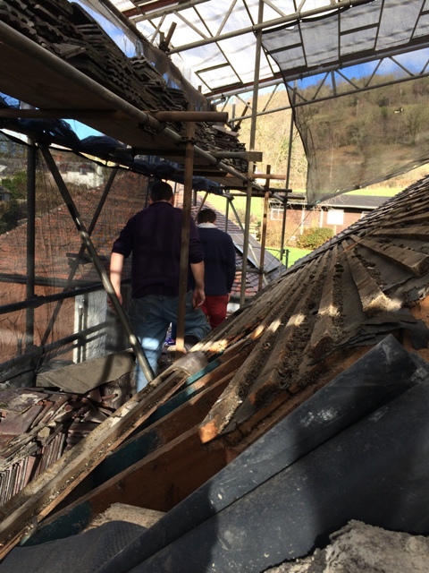 left-side-of-roof-beside-lower-level-scaffolding