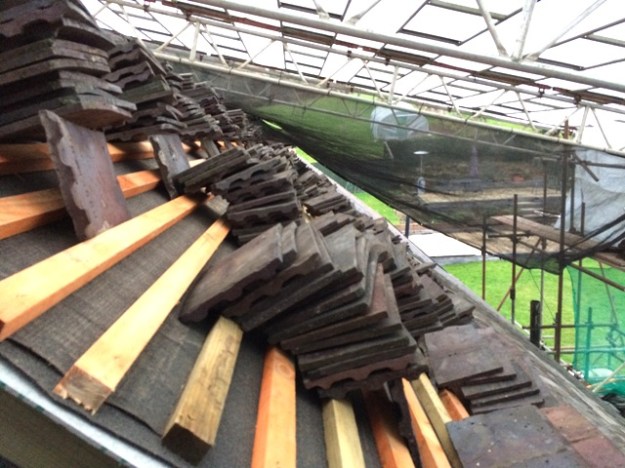 right-side-of-house-roof-felted-battened-and-tiles-going-on