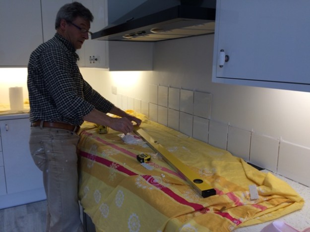 Tiling starts from the centre of the cooker and works out the way in both directions