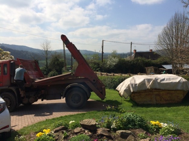 Truck to remove skip